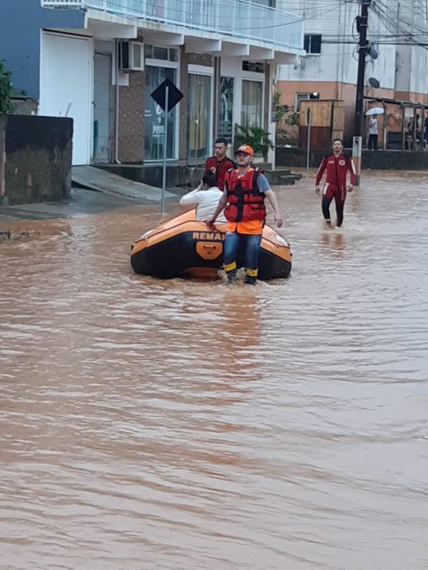 Chuva em Camboriú causou alagamentos expressivos neste sábado; pessoas ficaram ilhadas – Foto: Defesa Civil Camboriú/Divulgação/ND