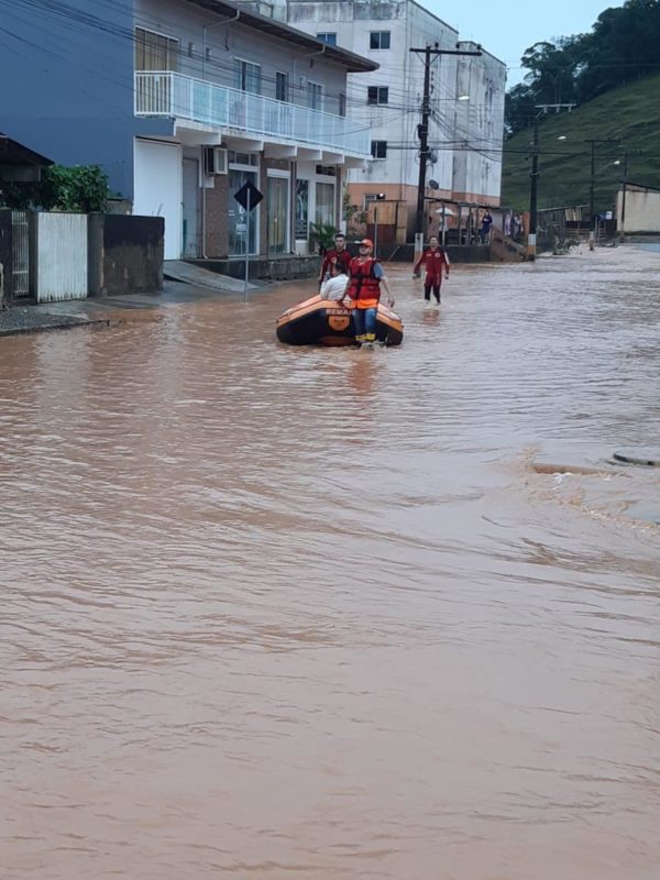 Em Camboriú, oito pessoas ilhadas precisaram ser resgatadas por equipes da prefeitura no sábado (19). Região de Monte Alegre foi a mais afetada – Foto: Defesa Civil Camboriú/Divulgação/ND