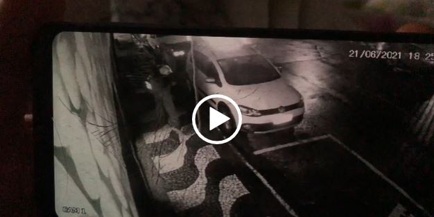 Comerciante foi conduzido pelo Corpo de Bombeiros ao Hospital Marieta Konder Bornhausen – Foto: Reprodu&ccedil;&atilde;o/ND