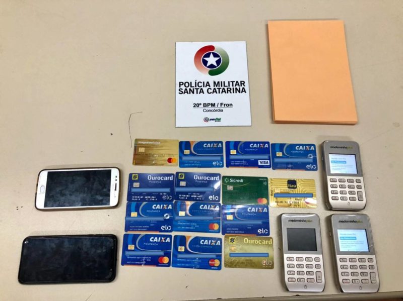 Dois homens estavam hospedados em Concórdia e no quarto do hotel foram localizados os cartões e máquinas utilizadas no golpe – Foto: PM/Divulgação/ND