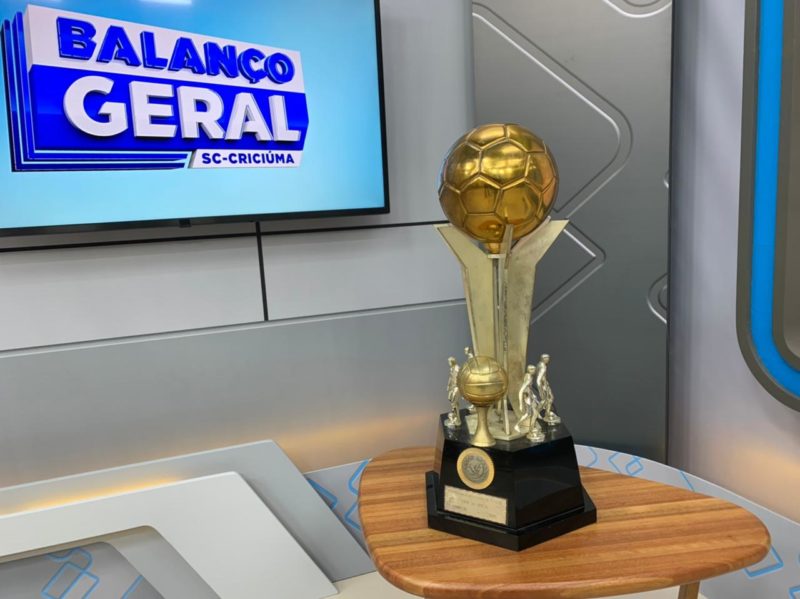 O troféu de 30 anos permaneceu no estúdio do Balanço Geral/Criciúma durante todo o programa desta quarta-feira. – Foto: Deivid Morona