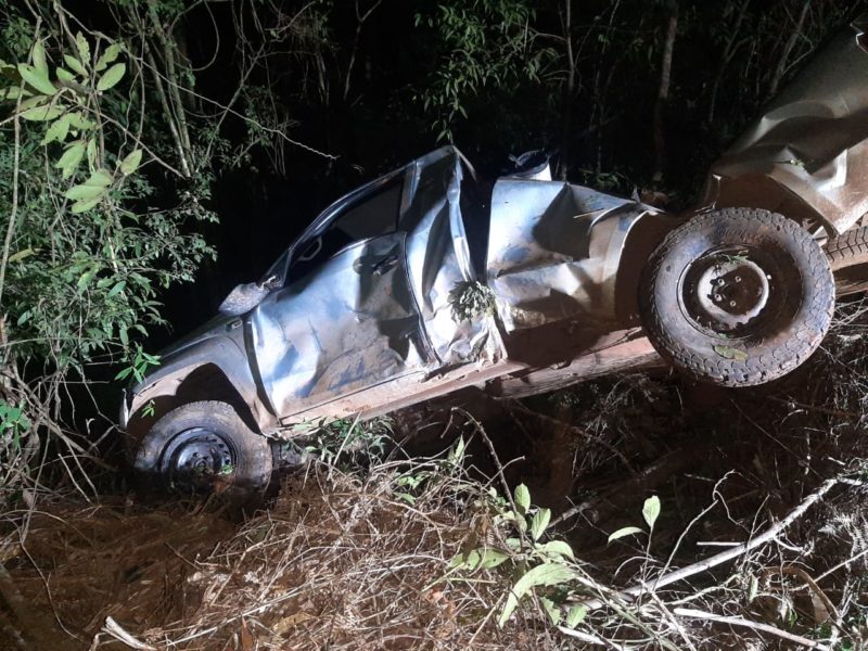 Motorista foi jogado para fora do carro. – Foto: Corpo de Bombeiros Militar/Divulgação/ND