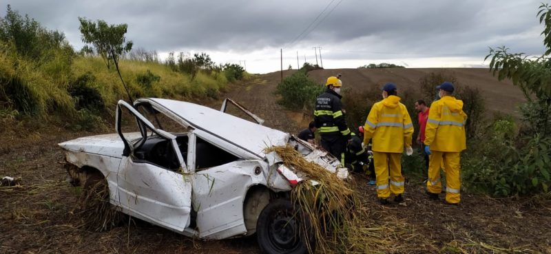 Carro saiu da pista e capotou. – Foto: Corpo de Bombeiros Militar/Divulgação