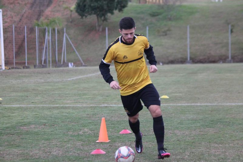 Volante Eduardo comemora a boa fase na equipe – Foto: Celso da Luz/CriciúmaEC/ND