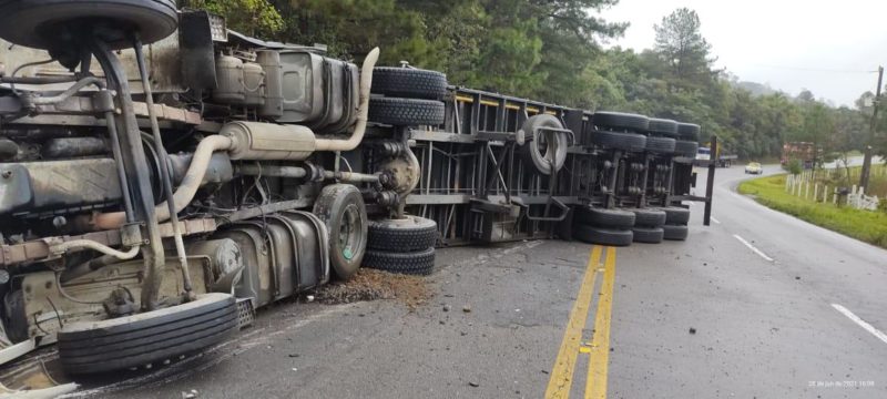 carreta tomba na pista