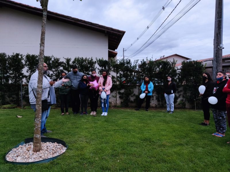 Mãe (de blusa roxa segurando o balão de estrela) precisou ser amparada diversas vezes durante a homenagem prestada à filha nesta quarta-feira (16)