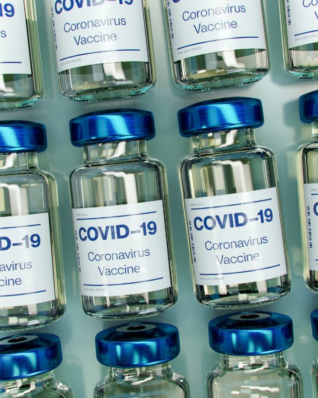 AstraZeneca e Pfizer são eficazes contra internação em pessoas infectadas pela variante Delta. – Foto: Unsplash /Daniel Schludi / ND