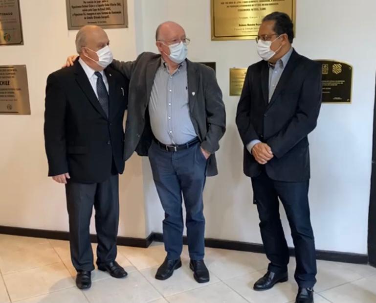 Norton Boppr&eacute;, presidente do Figueirense abra&ccedil;ado com Francisco Battistotti, presidente do Ava&iacute; e Rubens Angelotti, presidente da FCF (Federa&ccedil;&atilde;o Catarinense de Futebol). – Foto: divulga&ccedil;&atilde;o/ND