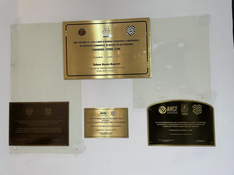 Placas alusivas ao centen&aacute;rio do Figueirense. Federa&ccedil;&atilde;o Catarinense de Futebol, Ava&iacute; Futebol Clube, Asfig e ANCF ( Associa&ccedil;&atilde;o Nacional de Clubes de Futebol. – Foto: JB Telles/divulga&ccedil;&atilde;o