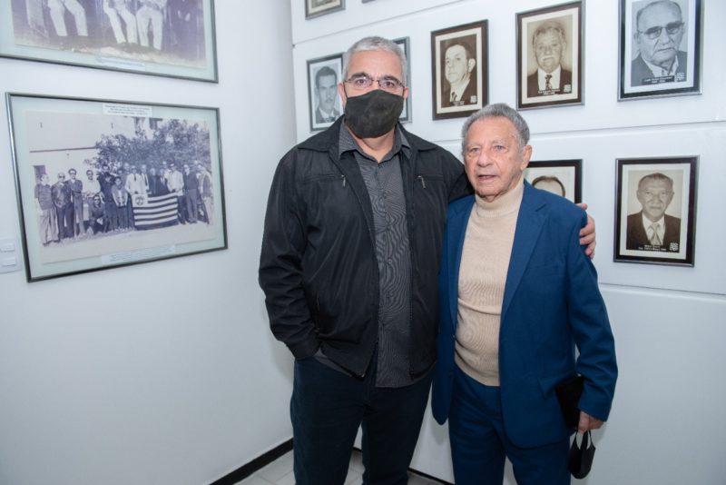 Este colunista ao lado do jornalista e historiador Maury Dal Grande Borges. Encontro de gera&ccedil;&otilde;es. – Foto: divulga&ccedil;&atilde;o/ND