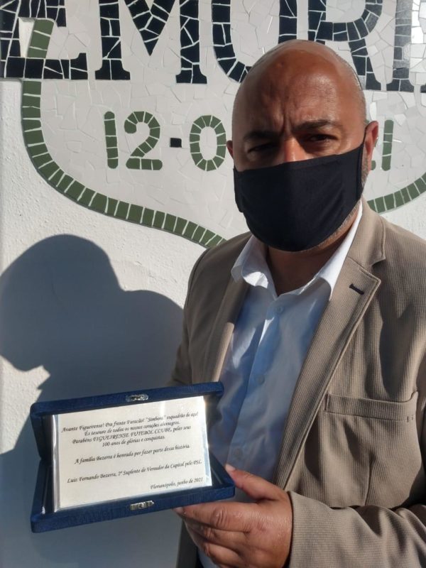 Luiz Fernando Bezerra, 2&ordm; suplente de Vereador de Florian&oacute;polis, representou o Governador do Estado no evento e fez a entrega de uma placa alusiva ao anivers&aacute;rio do clube. – Foto: Luciano Heck/ND