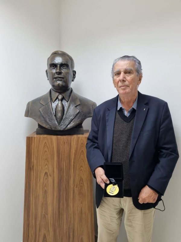 Jos&eacute; Nilton Szpoganicz, ex-presidente do Figueirense na &eacute;poca do Cinquenten&aacute;rio ao lado do busto do Orlando Scarpelli – Foto: Gustavo Szpoganicz Guedes/ND