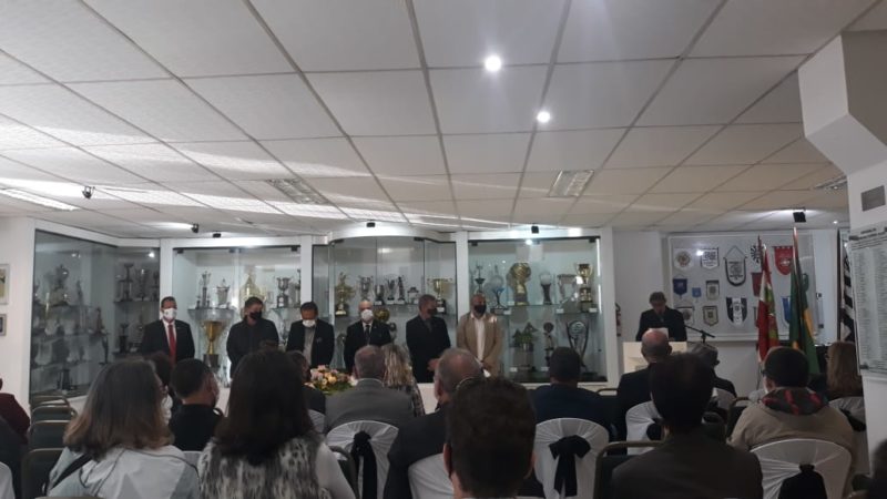 Momento solene do Hino Nacional Brasileiro com a mesa de autoridades constitu&iacute;da. – Foto: Nd/divulga&ccedil;&atilde;o