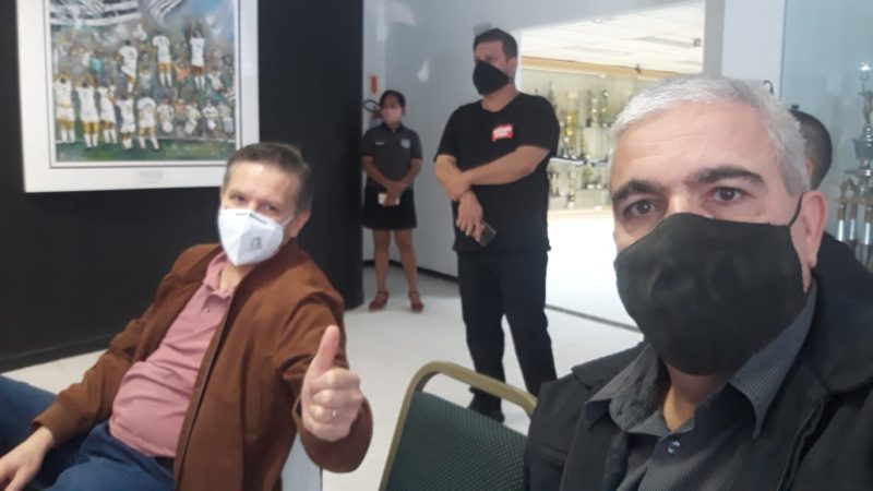 Este colunista, que representou a ACESC no evento, ao lado de Roberto Bertolin, Diretor Regional Regional da NDTV/Florian&oacute;polis – Foto: nd/divulga&ccedil;&atilde;o