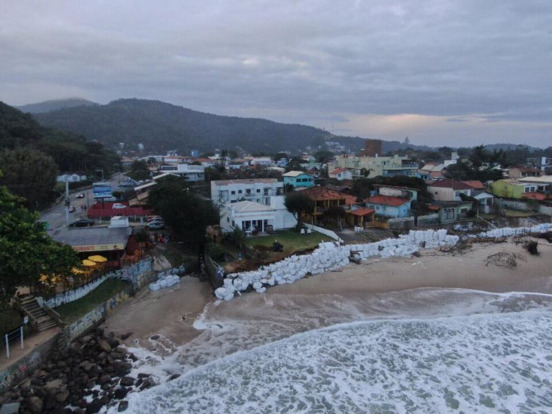 Morro das Pedras nesta segunda-feira. Mar continuava agitado – Foto: Defesa Civil de Florianópolis /Alexandre Vieira/Divulgação/ND