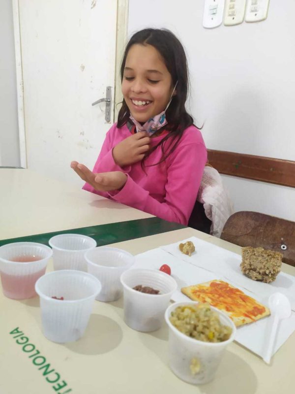 Aluna Evelyn provando alimentos durante a aula – Foto: Governo de SC/Divulgação/ND