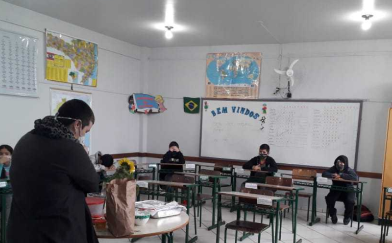 Professoras da escola de Xanxerê desenvolvem projeto que faz alunos degustarem alimentos diferentes de outros países – Foto: Governo de SC/Divulgação/ND