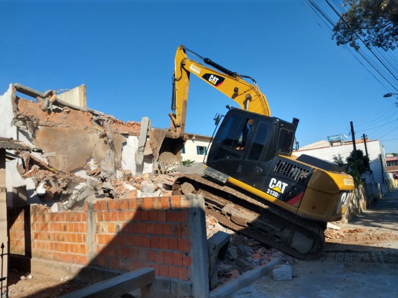 Prefeitura demole prédio e casa em construção, em Florianópolis
