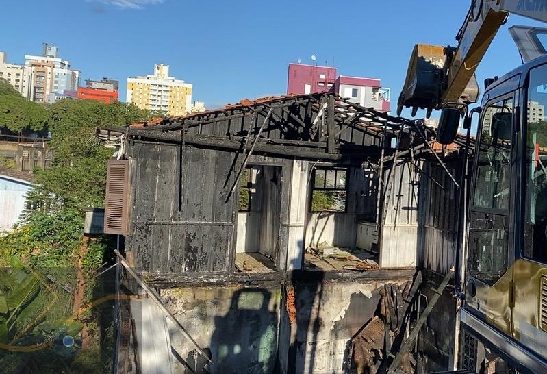 Casas abandonadas foram demolidas nesta ter&ccedil;a-feira (29) em Crici&uacute;ma – Foto: Divulga&ccedil;&atilde;o/Decom/ND