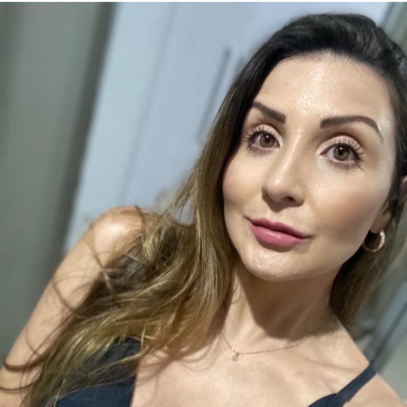 Apesar do carro em que estava ser alvo de pelo menos 12 disparos, Denise morreu com um &uacute;nico tiro no peito – Foto: Reprodu&ccedil;&atilde;o Facebook