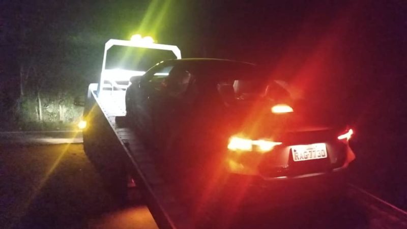 Deputado Estadual teve carro guinchado após passar em um buraco na BR-470 – Foto: Ismael dos Santos/Redes Sociais/ND