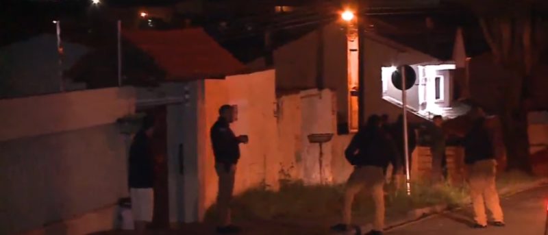 De acordo com a v&iacute;tima, o suspeito atirou contra a casa por pelo menos cinco vezes e ainda lan&ccedil;ou um coquetel molotov contra a resid&ecirc;ncia – Foto: Reprodu&ccedil;&atilde;o/ RIC Record TV Curitiba