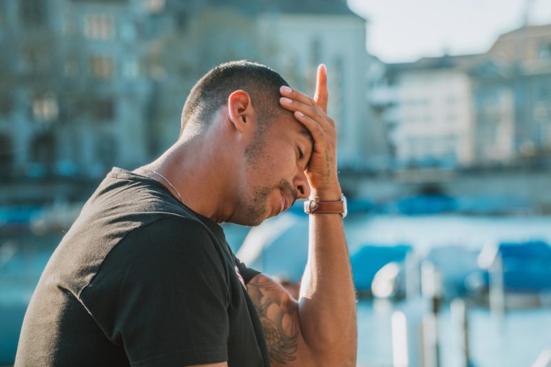 A dor de cabeça mais comum é frontal e latejante – Foto: Reprodução/Pixabay