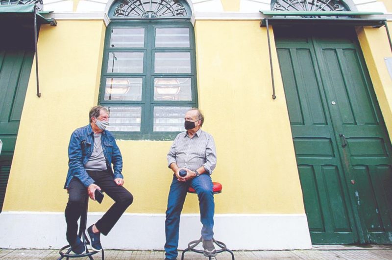 O aposentado Décio Bortoluzzi e o artista plástico Átila Ramos relembram com saudades de bares, clubes e histórias da cidade – Foto: Leo Munhoz/ND
