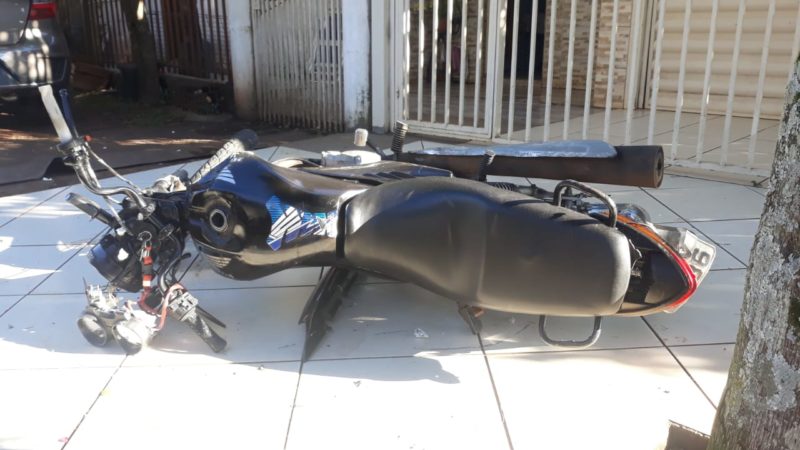 A motocicleta ficou ca&iacute;da sobre a cal&ccedil;ada. – Foto: Diego Antunes/NDTV Chapec&oacute;