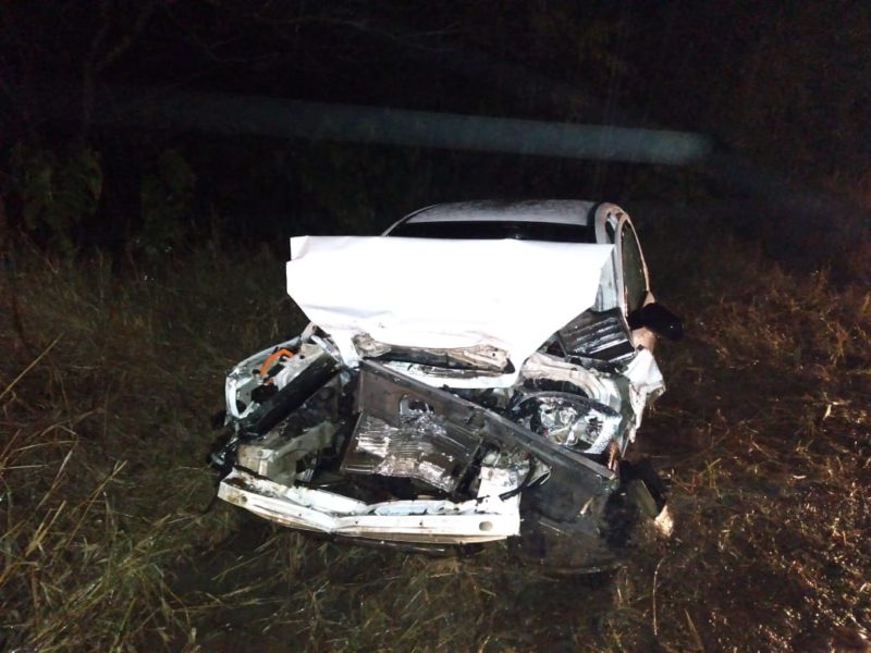 Veículo ficou com a frente completamente destruída após colidir com caminhão – Foto: Divulgação/Corpo de Bombeiros Voluntários de Lontras/ND