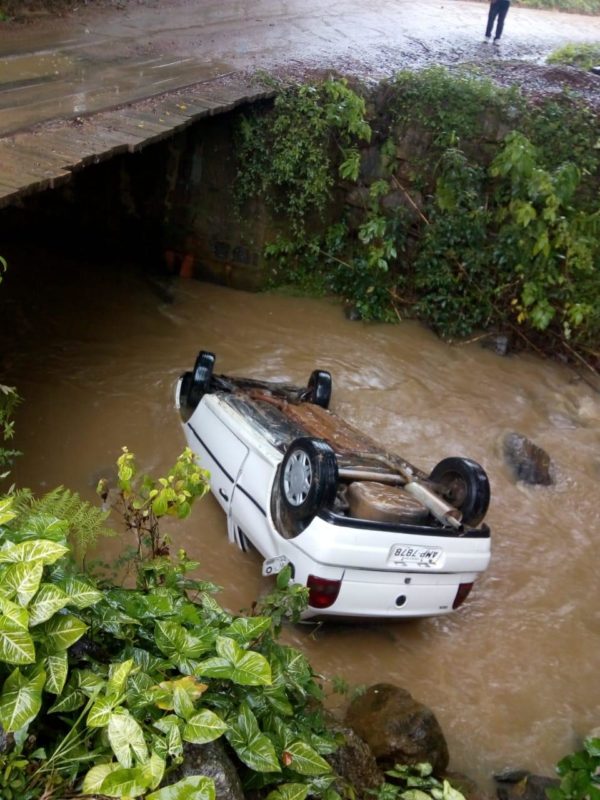 Motorista capotou o carro dentro de um rio em Pomerode
