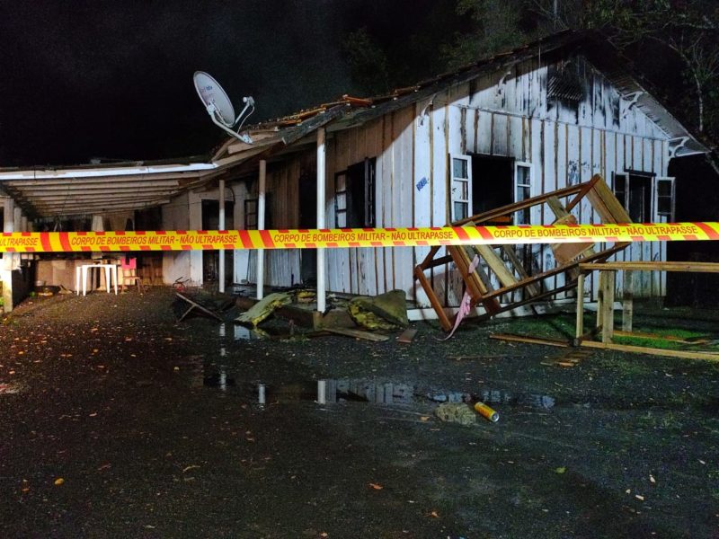 Inc&ecirc;ndio destruiu casa em Aurora na noite desta segunda-feira (28) – Foto: Divulga&ccedil;&atilde;o/Corpo de Bombeiros Militar/ND