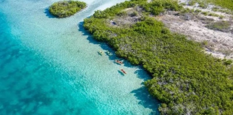 Embarcação com 20 pessoas mortas foi encontrado na última quinta (24) por pescadores – Foto: Divulgação Ilhas Turcas e Caicos