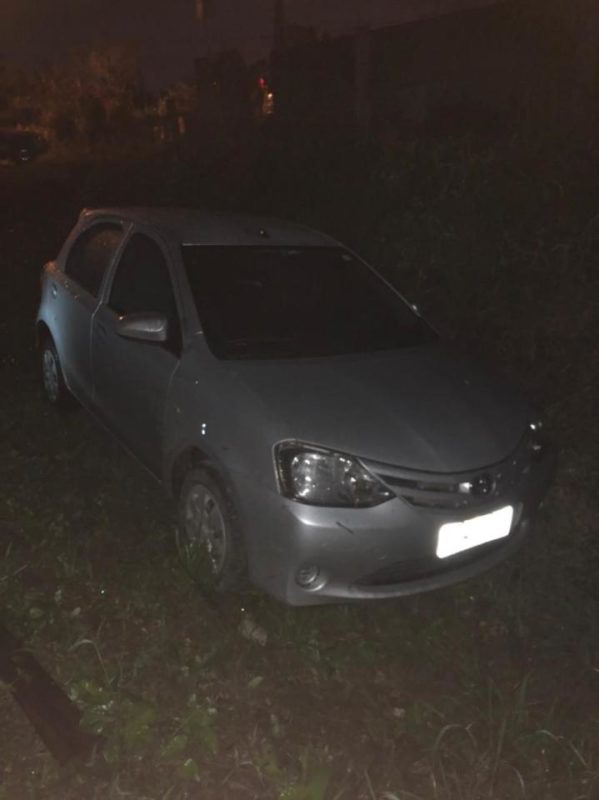 Ve&iacute;culo foi abandonado por bandidos, que fugiram a p&eacute; para dentro de um matagal – Foto: Divulga&ccedil;&atilde;o/PMSC/ND