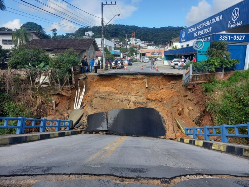Estrutura da ponte cedeu por volta das 11h desta quarta-feira (9) – Foto: Divulgação/Prefeitura de Brusque/ND