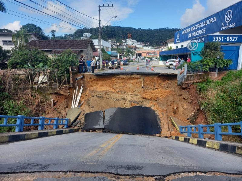 Estrutura da ponte cedeu por volta das 11h desta quarta-feira (9) – Foto: Divulgação/Prefeitura de Brusque/ND
