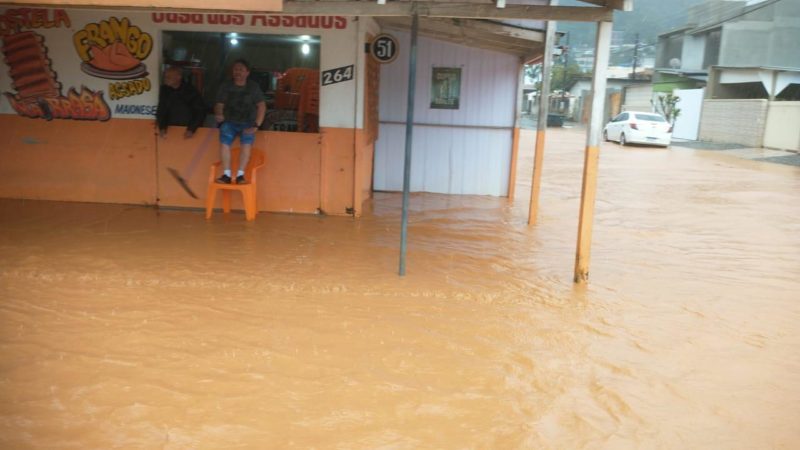 Diversas ruas de Cambori&uacute; registraram alagamento neste s&aacute;bado (19) – Foto: Divulga&ccedil;&atilde;o/Prefeitura de Cambori&uacute;/ND