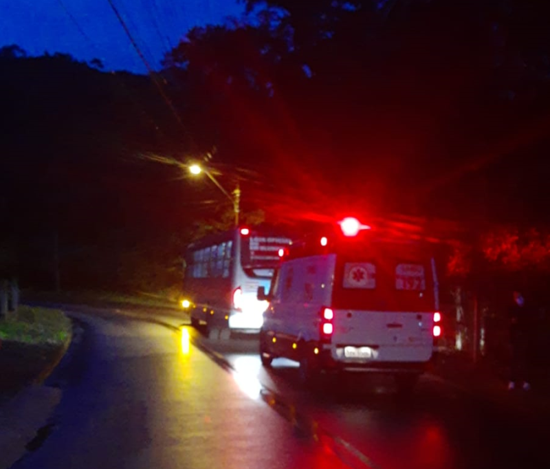 ônibus passou direto por lombada e deixou três pessoas feridas