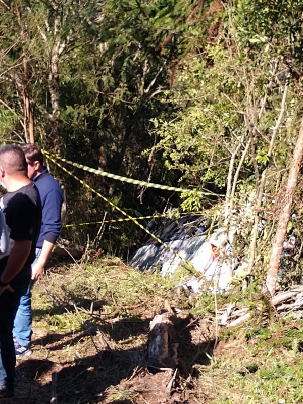 &Ocirc;nibus que caiu em ribanceira tinha placa de Ituporanga – Foto: CBM/Divulga&ccedil;&atilde;o/ND