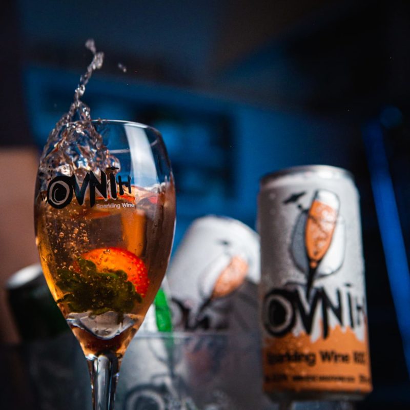 O vinho é utilizado para fazer drinques – Foto: OVNIH/Divulgação