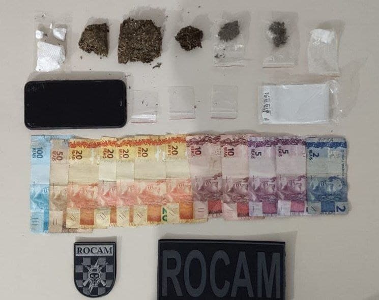 Polícia encontra com adolescente e jovem droga embalada para venda e dinheiro – Foto: PM/Divulgação/ND