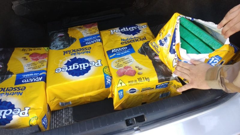 Sacos de ração com maconha dentro foram encontrados no porta malas do carro – Foto: PMSC/Divulgação