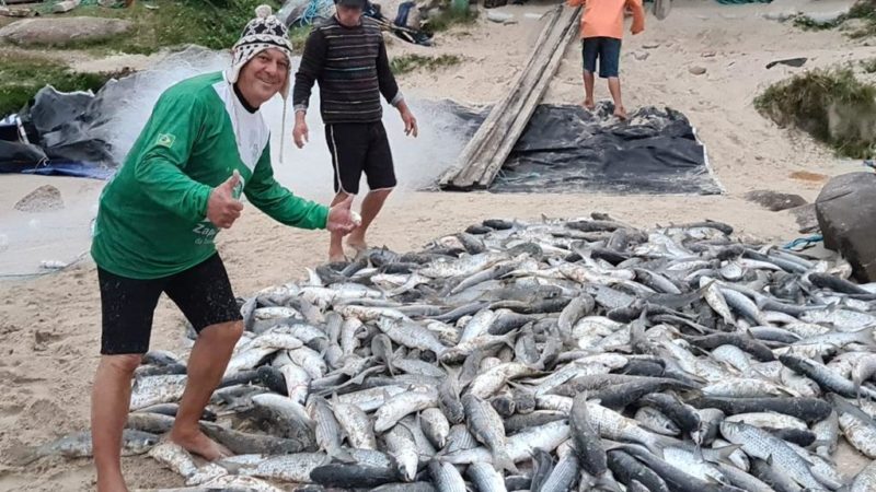 Pescadores na praia do Gravat&aacute;, na &uacute;ltima sexta-feira (18) – Foto: Divulga&ccedil;&atilde;o/ND