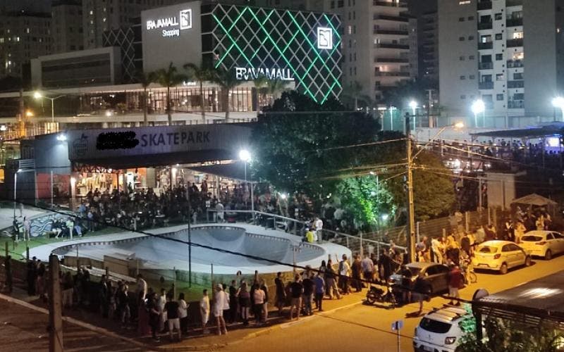Fila de pessoas para entrar em bar n Praia Brava dobrava o quarteirão – Foto: Reprodução redes sociais