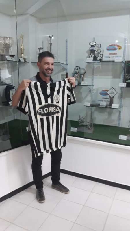 Levei uma camiseta da minha minha coleção. Ídolo Fernandes exigiu “quero uma foto com ela”. – Foto: Fabio Machado/ND