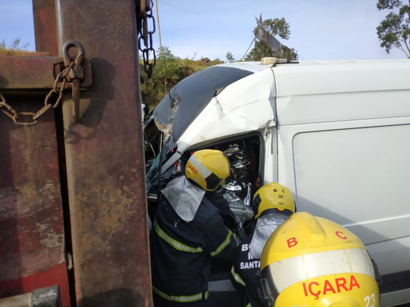 Bombeiros levaram uma hora para conseguir realizar a retirada do homem que estava preso nas ferragens – Foto: Divulgação/Corpo de Bombeiros/ND