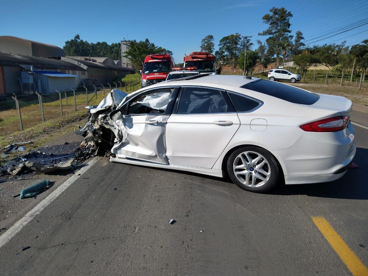 Colisão entre carro e caminhonete é registrada na área Central de Criciúma