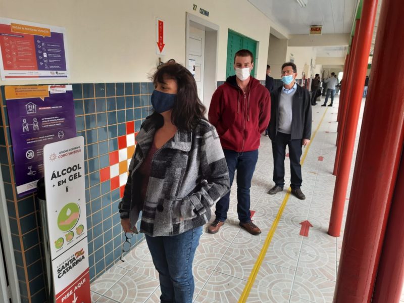 Moradores comparecem para escolher o novo prefeito de Petrolândia na manhã deste domingo (13) – Foto: João Victor Góes/ND