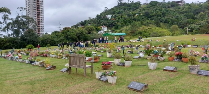 Ivan e Suellen foram sepultados em Itaja&iacute; – Foto: Paulo Metling/NDTV