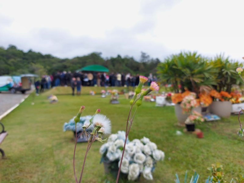 ‘Legado de amor e amizade’: casal v&iacute;tima de trag&eacute;dia no Morro do Boi &eacute; enterrado em Itaja&iacute; – Foto: Paulo Metling/NDTV